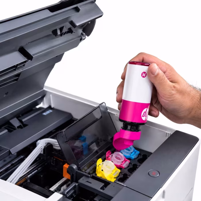 สาธิตการเติมน้ำหมึกแท้ HP ลงในช่องแท็งก์เครื่องพิมพ์ Smart Tank ด้วยระบบขวดคว่ำกันหก Spill-Free ไม่เลอะมือ