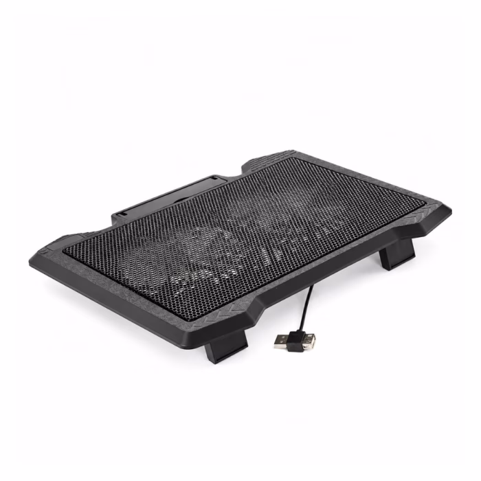 oker-c718-cooler-pad-black-2 พัดลมระบายความร้อนโน้ตบุ๊ก OKER C718 สีดำ มุมมองสามมิติมุมต่ำ แสดงตะแกรงโลหะและสายเชื่อมต่อ USB แบบ Pass-Through