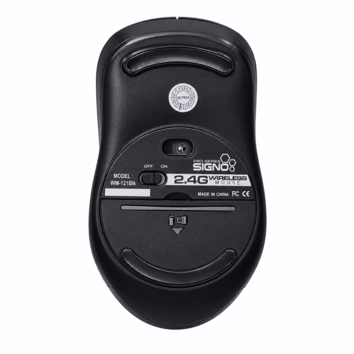 ด้านล่างเมาส์ไร้สาย SIGNO WM-121 สีดำ แสดงสวิตช์เปิดปิด สเกตเมาส์กันลื่น และฝาครอบช่องใส่แบตเตอรี่พร้อมช่องเก็บ USB Receiver