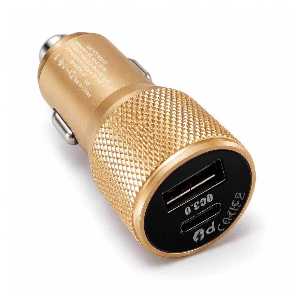 หัวชาร์จในรถยนต์ BLL 2503 มุมมองระยะใกล้ โชว์พอร์ตชาร์จเร็ว PD Type-C และ QC3.0 USB-A พร้อมบอดี้โลหะลายกันลื่น