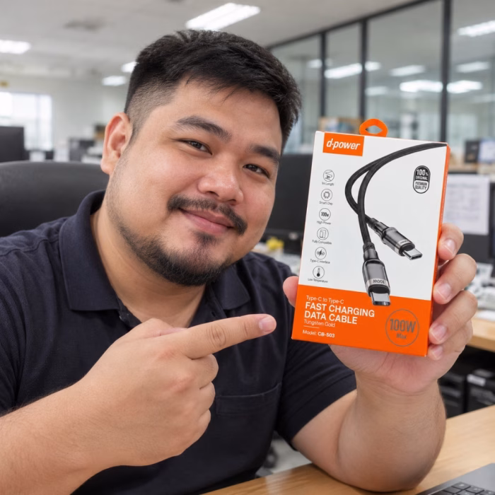 เจ้าหน้าที่ถือแนะนำกล่องสายชาร์จเร็ว D-POWER รุ่น CB-S03 Type-C to Type-C 100W สำหรับสมาร์ตโฟนและโน้ตบุ๊ก