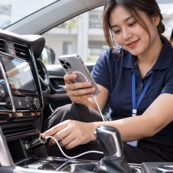 d-power-qc45-30w-car-charger-4 ภาพใช้งานที่ชาร์จในรถยนต์ D-power รุ่น QC45 เสียบช่องไฟคอนโซลรถเพื่อชาร์จสมาร์ตโฟนระหว่างเดินทาง