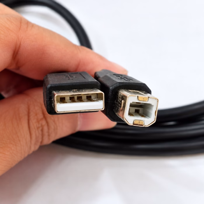 หัวเชื่อมต่อสายปริ้นเตอร์ GLINK CB145 ถือด้วยมือ โชว์พินสัมผัสภายในและขอบพอร์ต USB Type-A และ Type-B