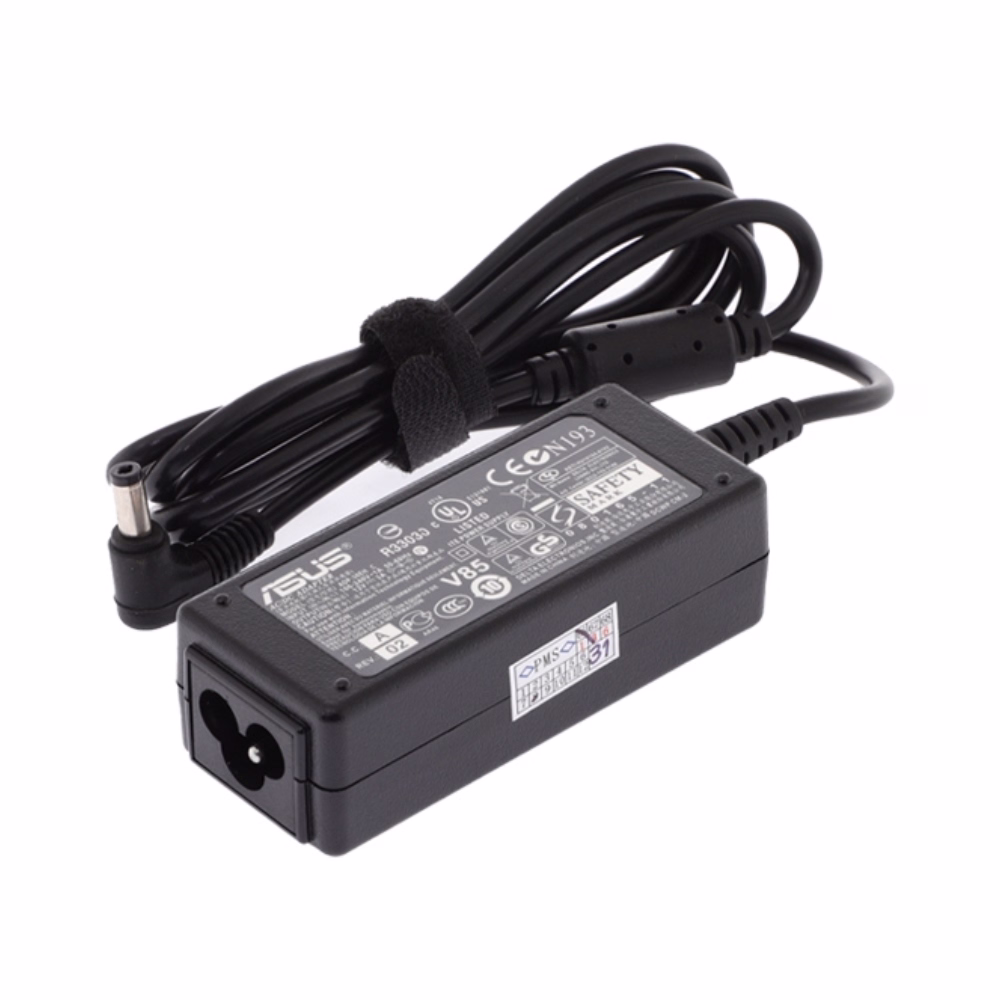 อะแดปเตอร์โน้ตบุ๊ก Asus 12V 3A แบรนด์ PowerMax มุมมองสามมิติ โชว์ช่องเสียบไฟ AC 3 พิน และสายไฟพร้อมแกนเฟอร์ไรต์