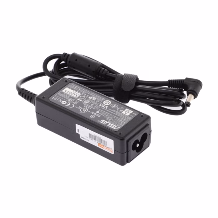 อะแดปเตอร์โน้ตบุ๊ก Asus PowerMax 12V 3A มุมมองเฉียง โชว์ฉลากบาร์โค้ดด้านข้าง ช่องรับไฟ AC และหัวชาร์จแบบงอ 90 องศา