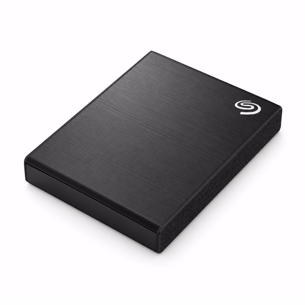 ฮาร์ดดิสก์พกพา Seagate One Touch 1TB สีดำ มุมมองสามมิติเฉียง ดีไซน์ผิวอะลูมิเนียมขัดลายและขอบผ้าทอ